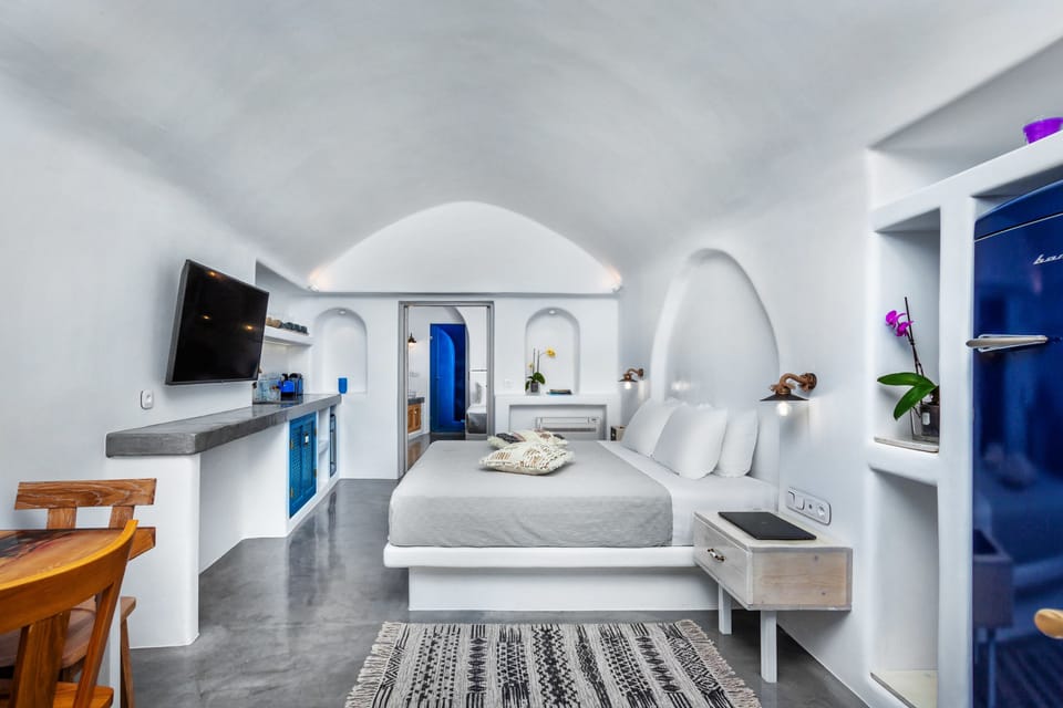 Sapphire Suite with Outdoor Private Hot Tub | Egyptian cotton sheets, premium bedding, memory foam beds, in-room safe