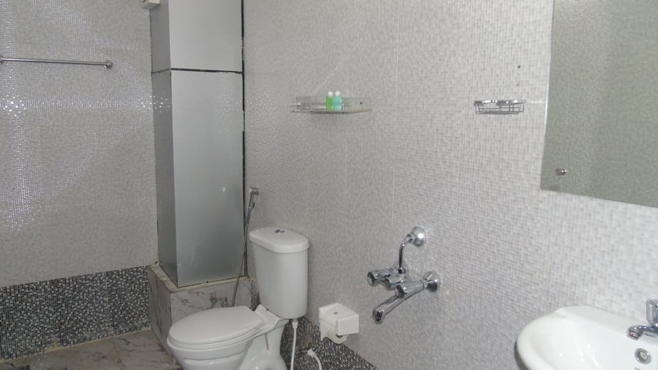 Family Room | Bathroom | Shower, rainfall showerhead, free toiletries, towels