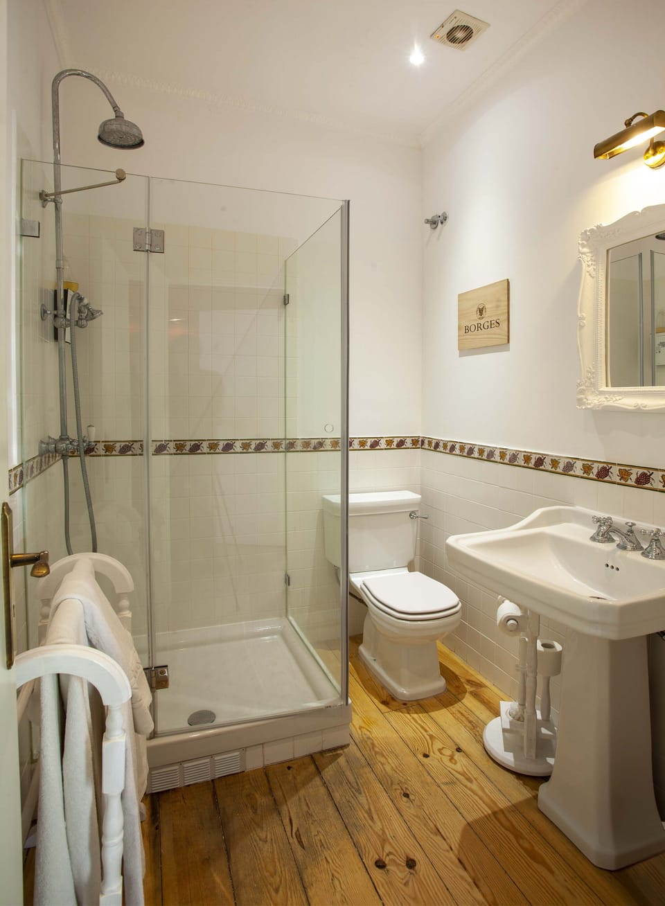 Deluxe Double or Twin Room | Bathroom | Shower, towels