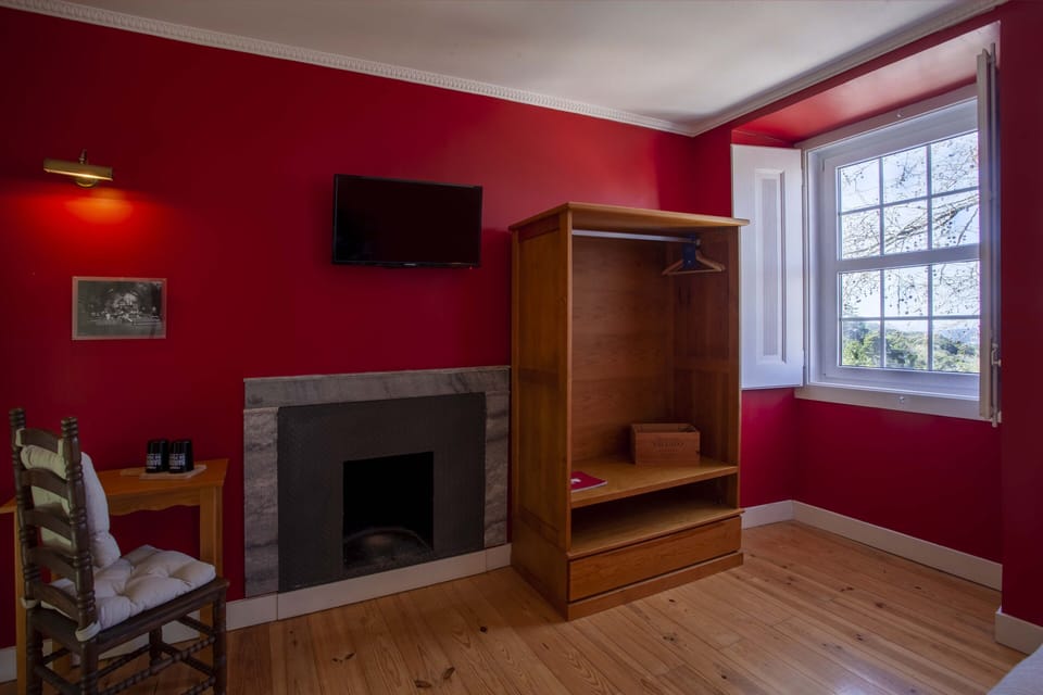 Deluxe Double or Twin Room | Individually decorated, individually furnished, desk, laptop workspace