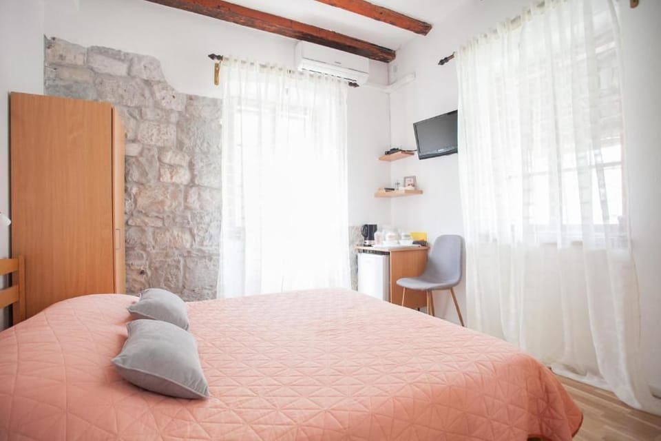 Double Room, Terrace | Soundproofing, free WiFi, bed sheets