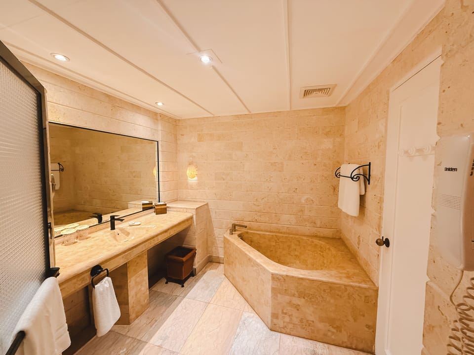 Separate tub and shower, hydromassage showerhead, free toiletries