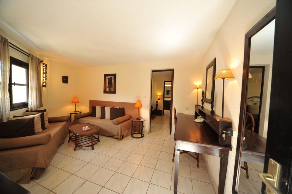 Standard Suite (DOUBLE) | Living area | TV