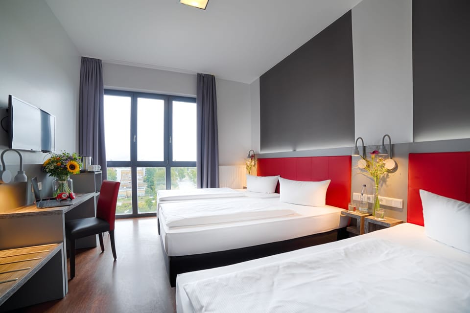 Comfort Triple Room | In-room safe, desk, blackout drapes, soundproofing