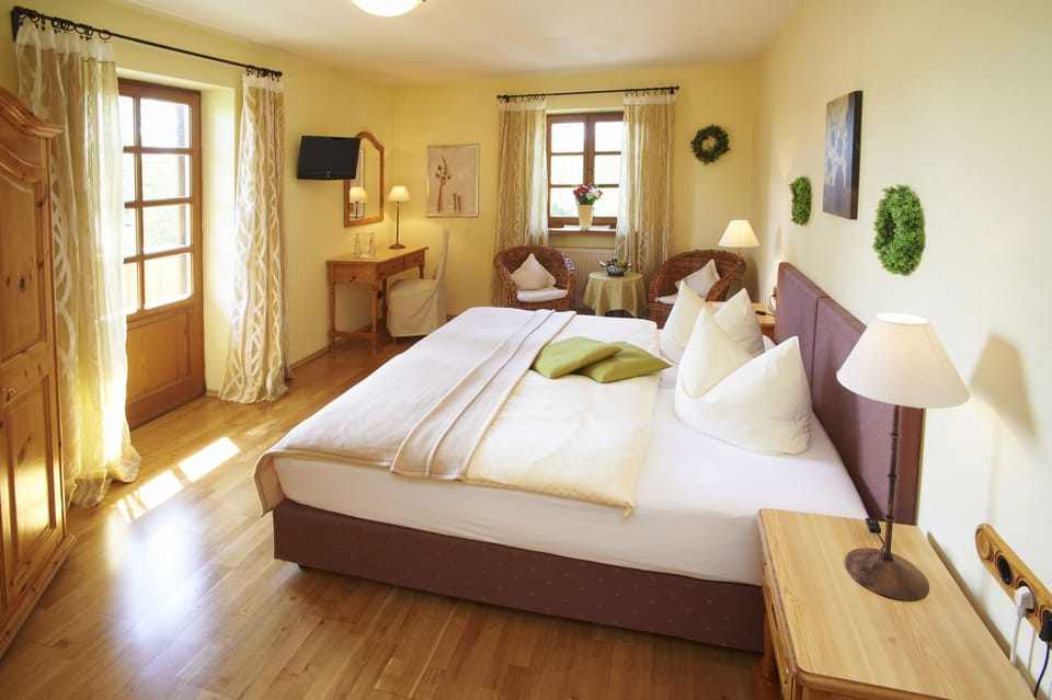 Double Room | In-room safe, iron/ironing board, cribs/infant beds, free WiFi