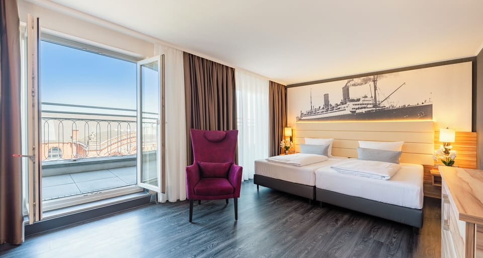 Comfort Double Room | Minibar, in-room safe, desk, blackout drapes