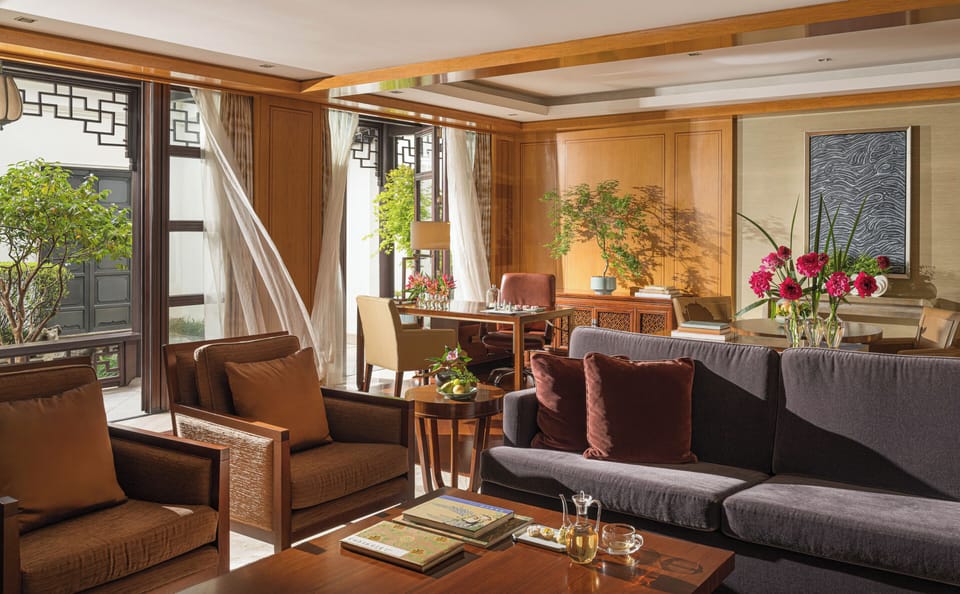 Courtyard Suite King | Hypo-allergenic bedding, down comforters, minibar, in-room safe