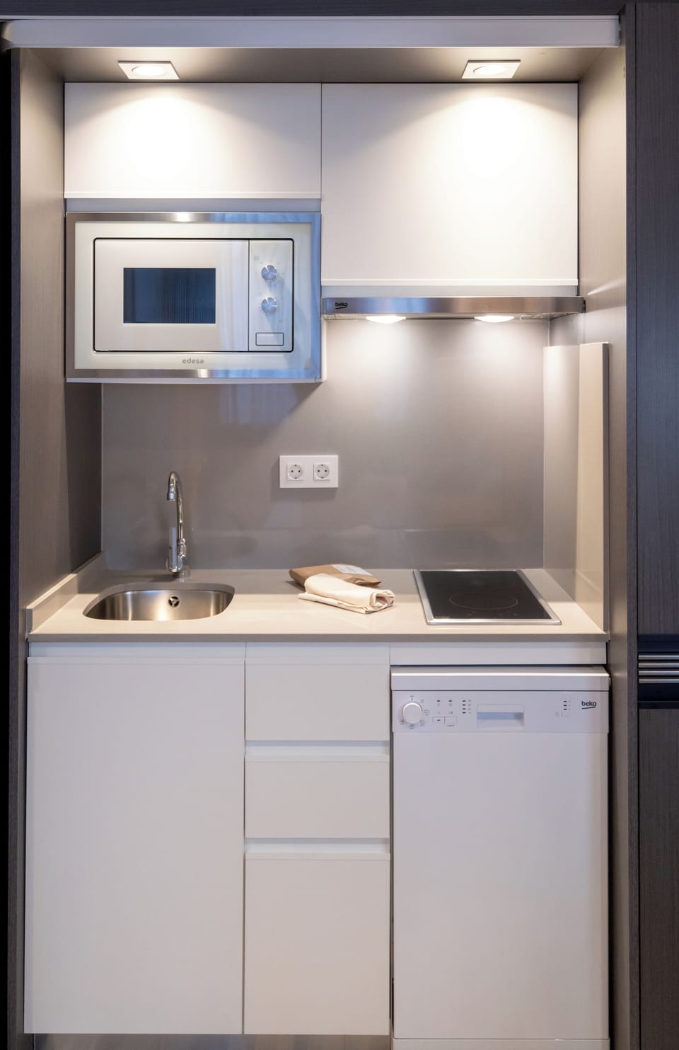Full-size fridge, microwave, stovetop, dishwasher