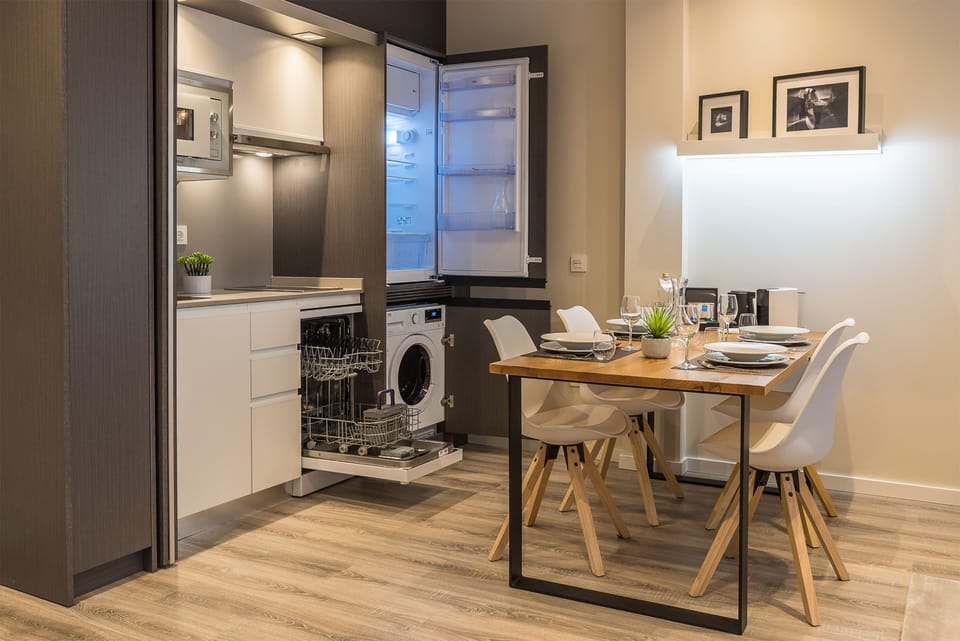 Full-size fridge, microwave, stovetop, dishwasher