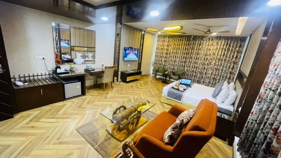 Suite | Minibar, in-room safe, desk, laptop workspace