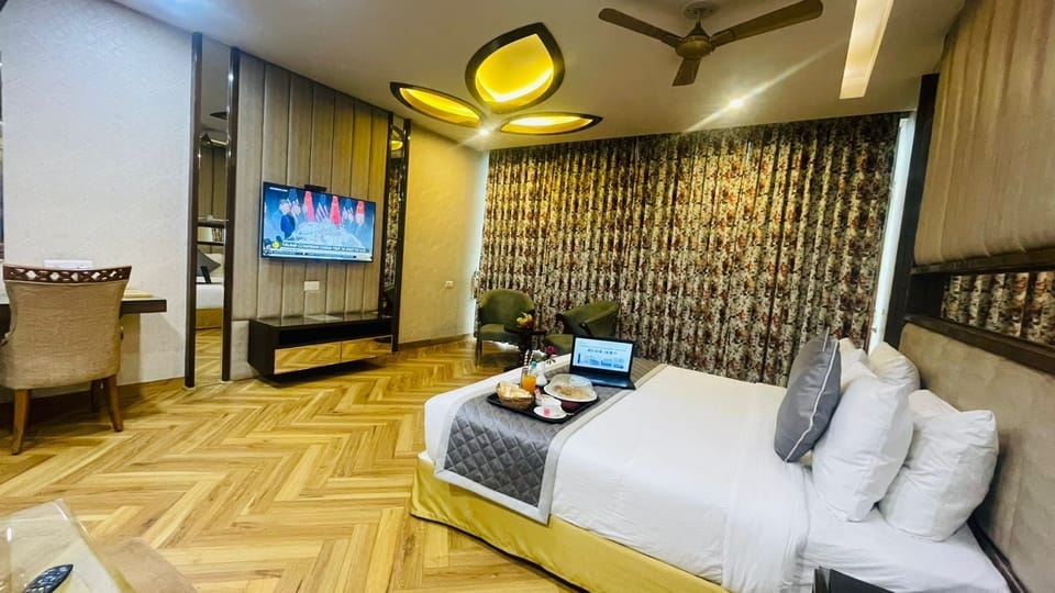Suite | Minibar, in-room safe, desk, laptop workspace