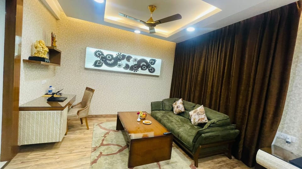 Executive with Bath Tub | Minibar, in-room safe, desk, laptop workspace