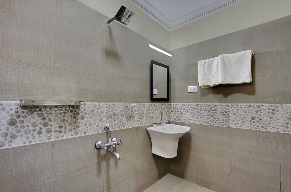 Shower, hydromassage showerhead, free toiletries