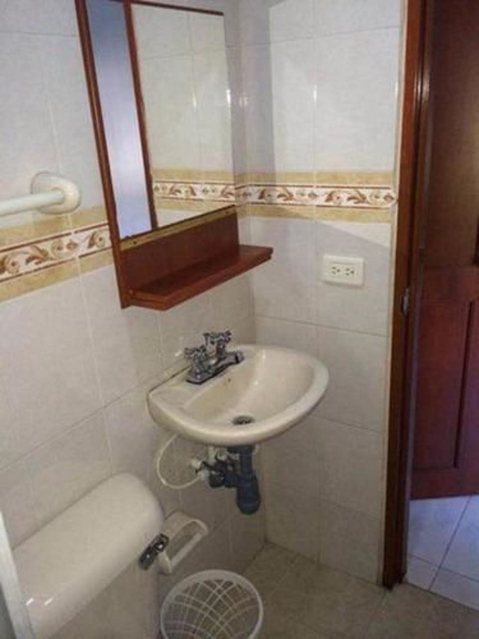 Double Room | Bathroom | Shower, free toiletries