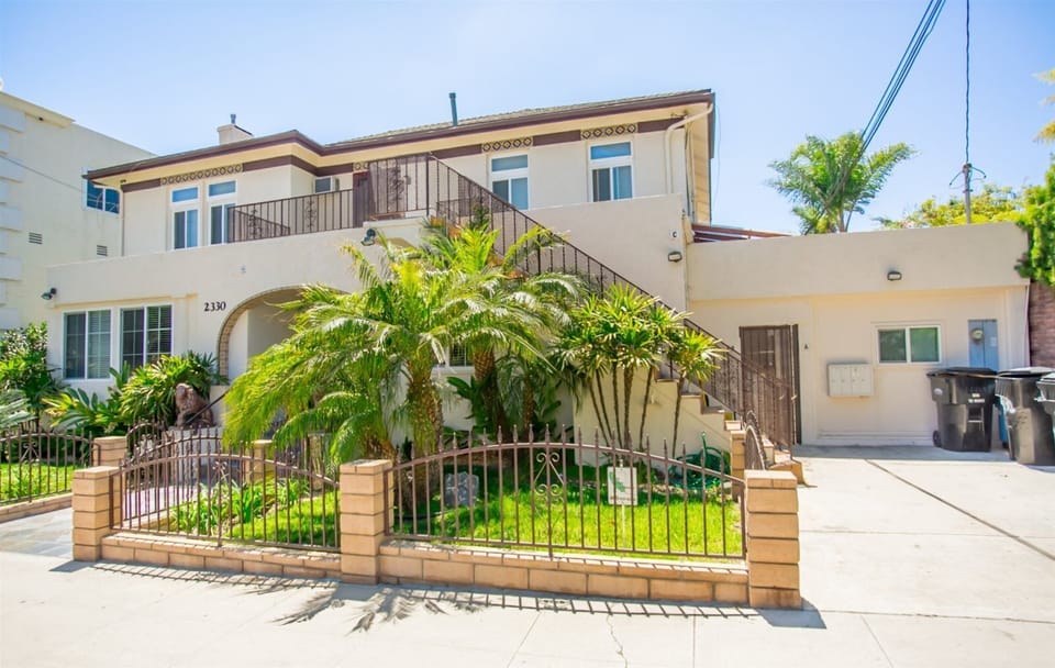 Studio (2330/A) | Exterior