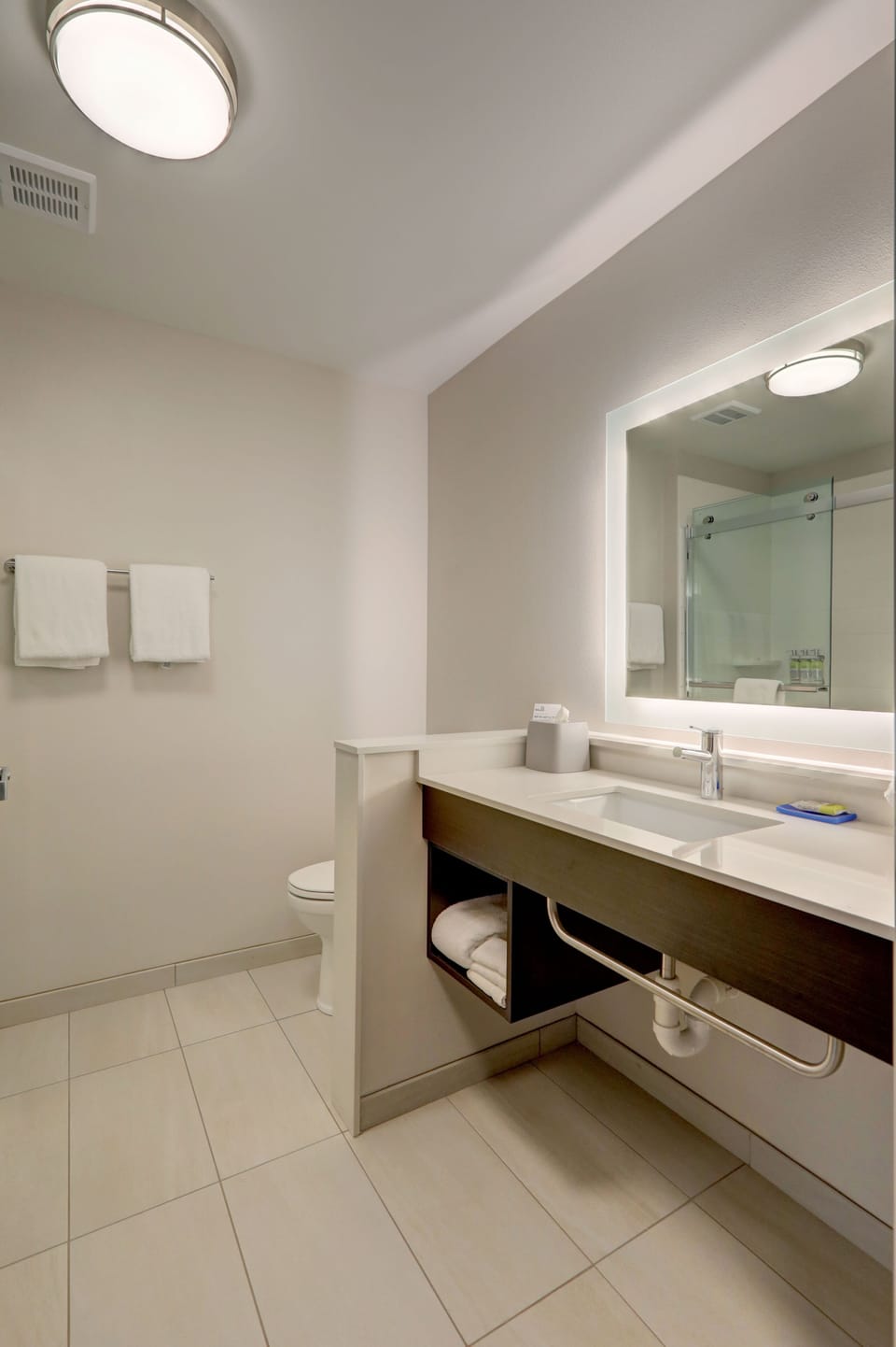 Standard Room | Bathroom | Combined shower/tub, free toiletries, hair dryer, towels