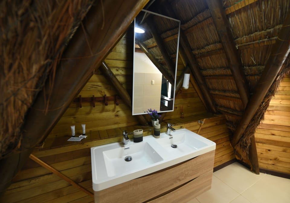 Luxury Room | Minibar, WiFi (free), bed sheets