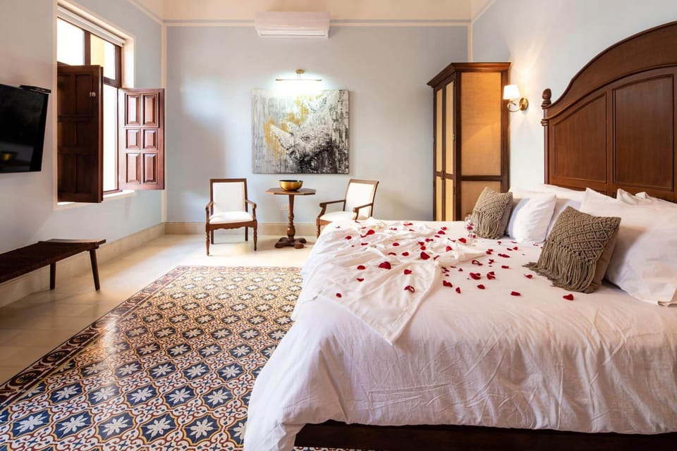 Master Room with Jacuzzi | Premium bedding, down comforters, pillowtop beds, desk
