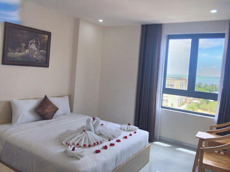Deluxe Double Room, Sea View | Minibar, desk, soundproofing, WiFi (free)