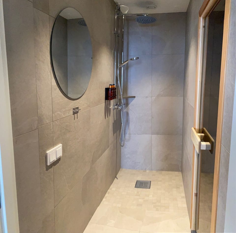 Deluxe Double Room, Sea View | Bathroom | Shower, free toiletries, hair dryer, towels