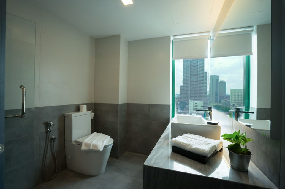 Deluxe King Room | Bathroom | Free toiletries, hair dryer, slippers, bidet