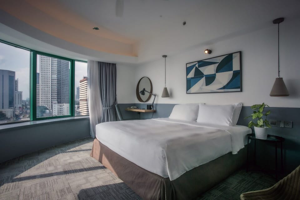 Deluxe King Room | In-room safe, desk, iron/ironing board, free WiFi