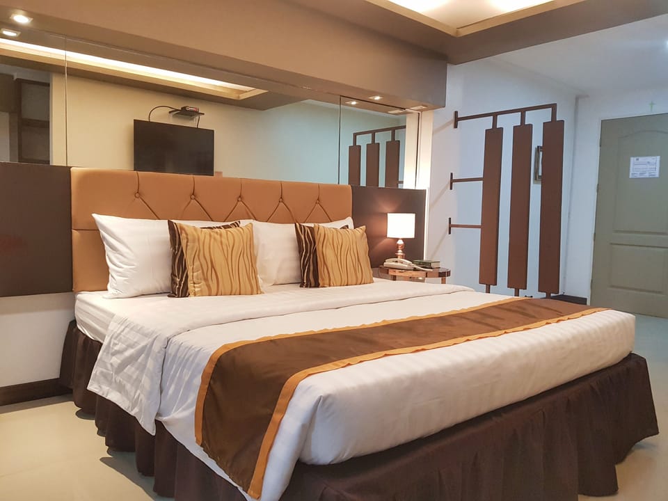 Executive Suite | Laptop workspace, free WiFi, bed sheets