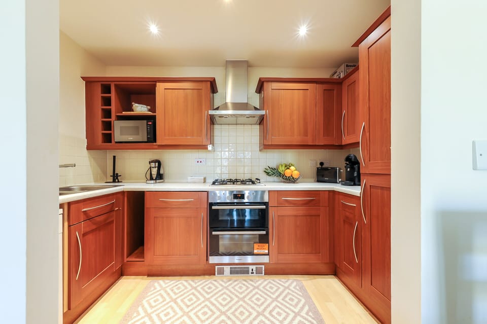 Luxury Apartment, Ensuite, River View (Hunters Wharf) | Private kitchen | Full-size fridge, microwave, oven, stovetop