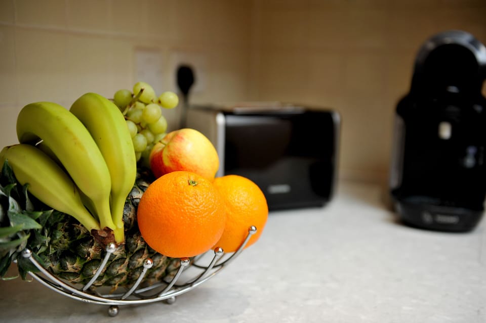 Luxury Apartment, Ensuite, River View (Hunters Wharf) | Private kitchen | Full-size fridge, microwave, oven, stovetop