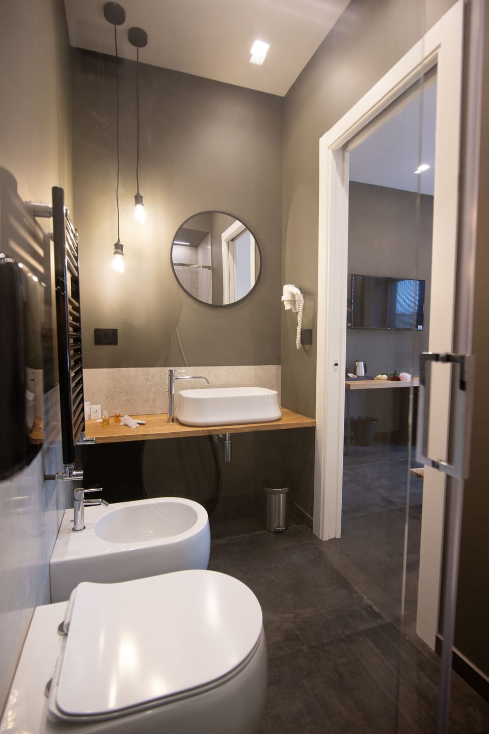 Design Room, 1 Queen Bed, City View (3) | Bathroom | Shower, rainfall showerhead, free toiletries, hair dryer