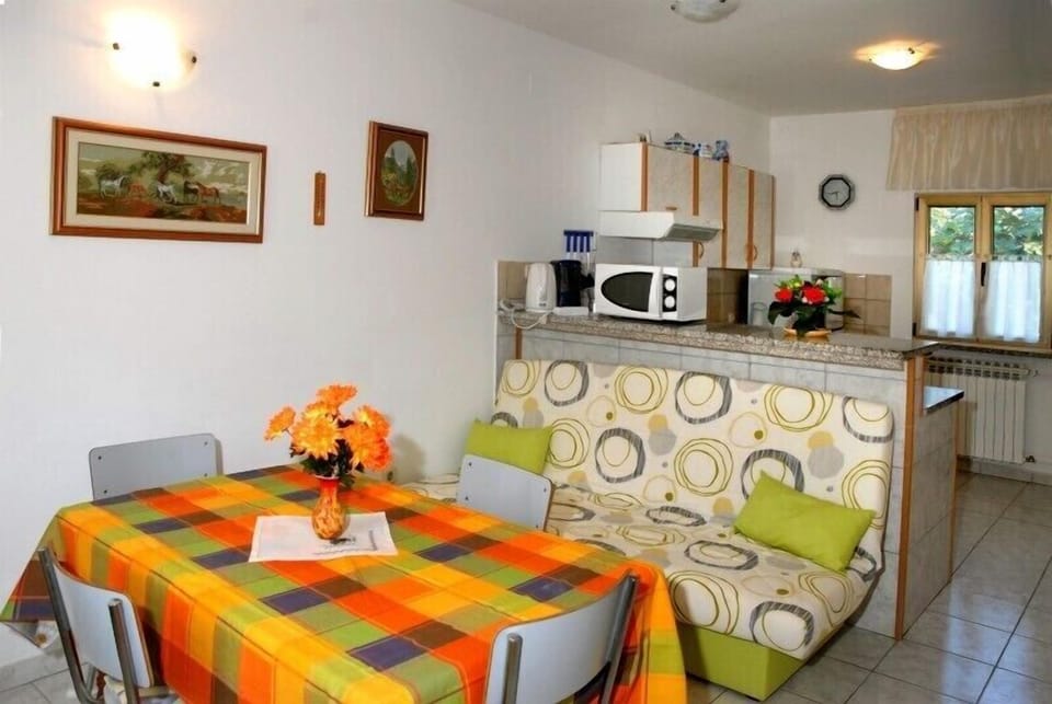 House | In-room dining
