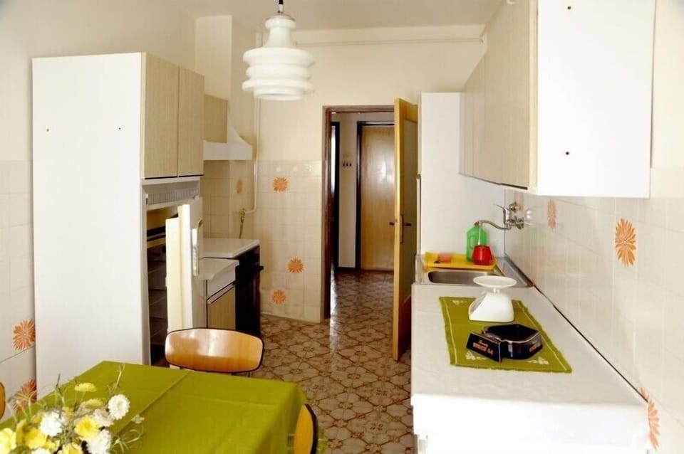 Full-size fridge, microwave, oven, stovetop