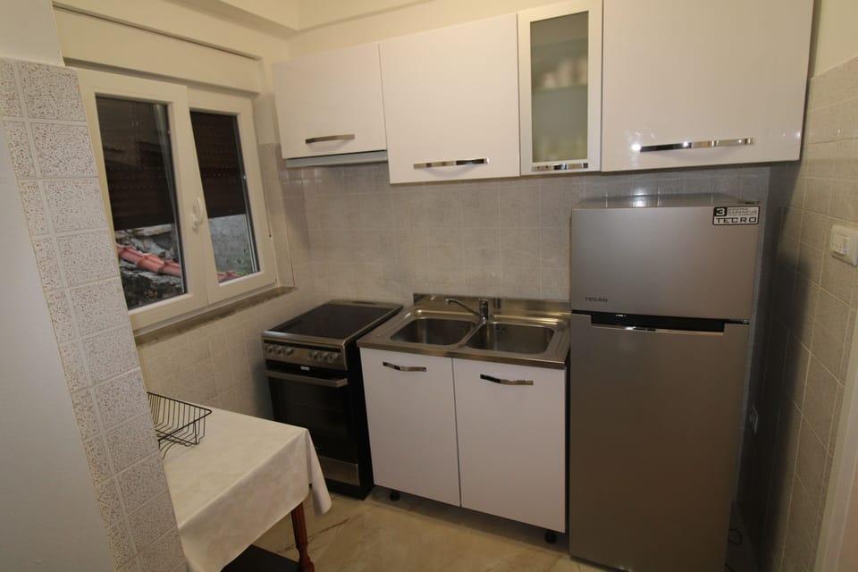 Comfort Apartment | Shared kitchen | Fridge, microwave, oven, stovetop