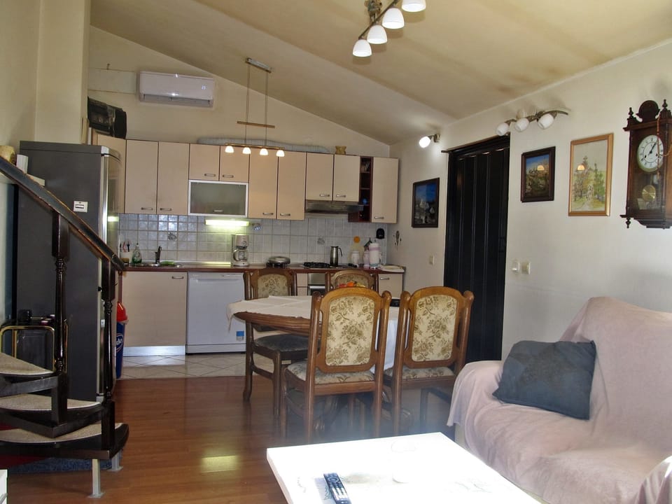 Comfort Apartment, 3 Bedrooms, Balcony, Courtyard View | Private kitchen | Full-size fridge, microwave, oven, stovetop