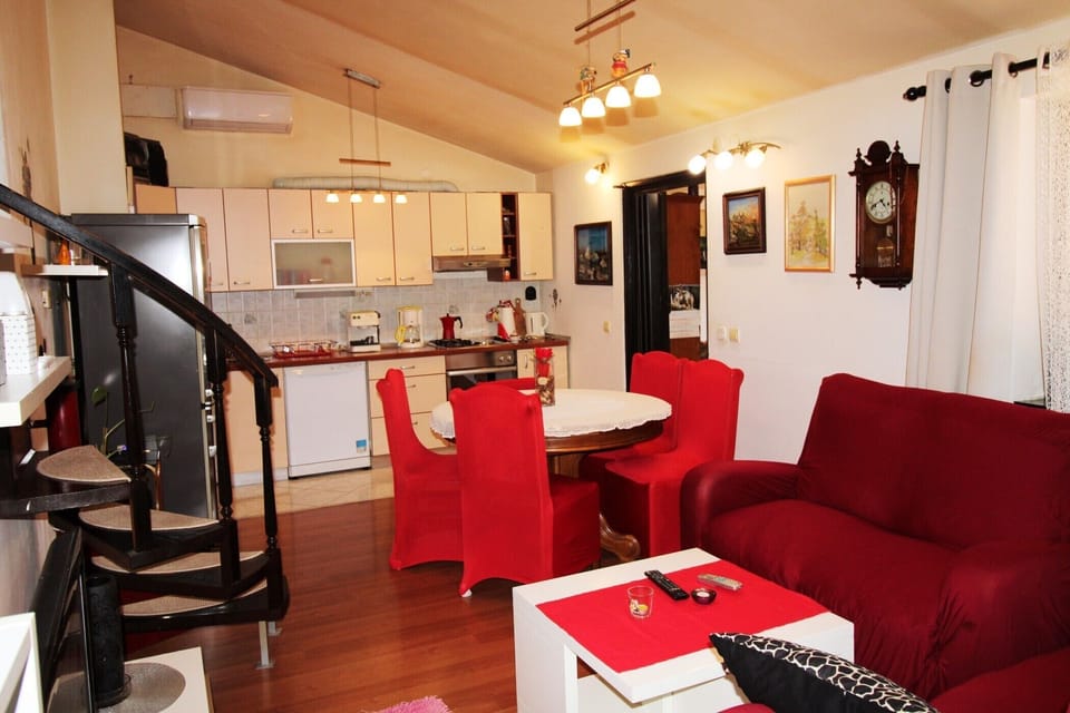 Comfort Apartment, 3 Bedrooms, Balcony, Courtyard View | In-room dining