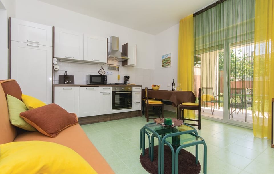 Apartment | Living area | Flat-screen TV