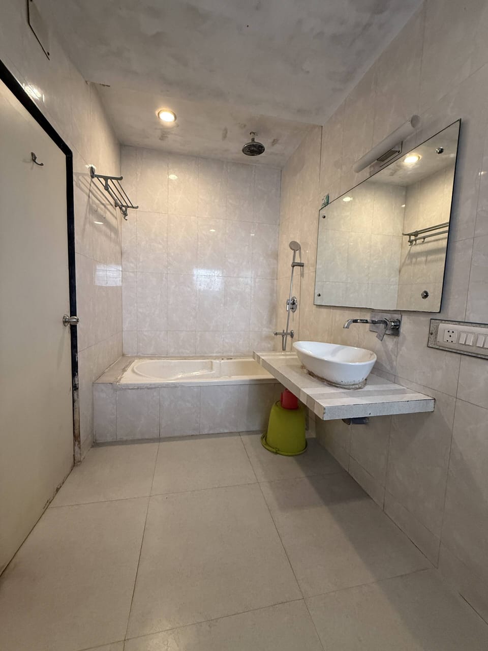 Executive Room- Upper Deck | Bathroom amenities | Shower, free toiletries, towels