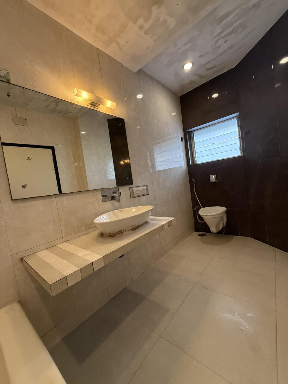 Shower, free toiletries, towels