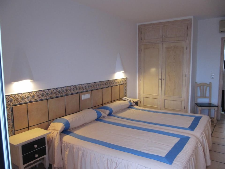 Blackout drapes, WiFi (free), bed sheets