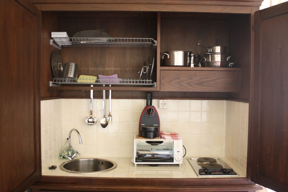 Fridge, oven, stovetop, coffee/tea maker