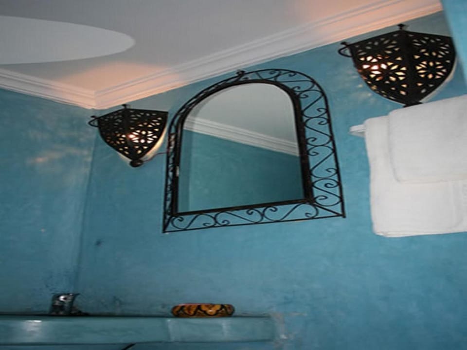 Shower, free toiletries, towels