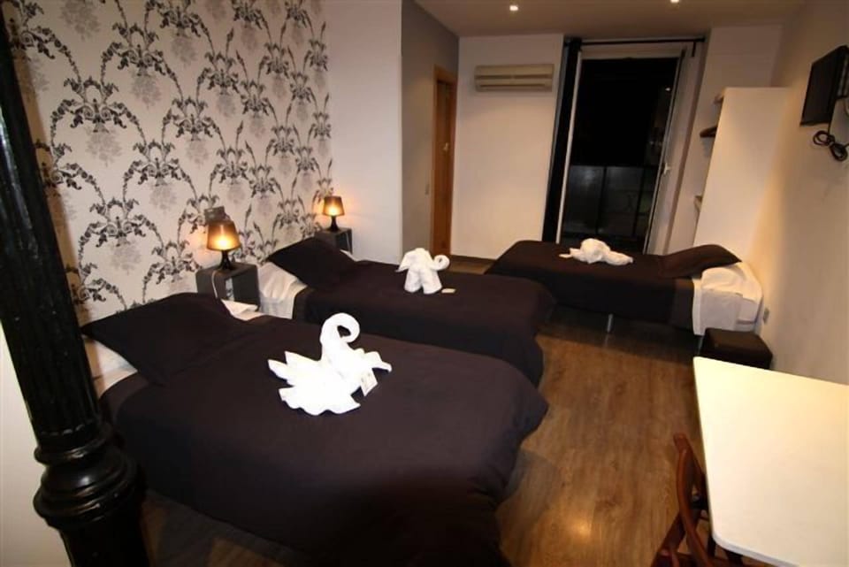 Quadruple Room, Private Bathroom | Blackout drapes, soundproofing, iron/ironing board, free WiFi