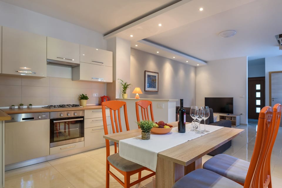 Duplex | Private kitchen | Full-size fridge, oven, stovetop, dishwasher