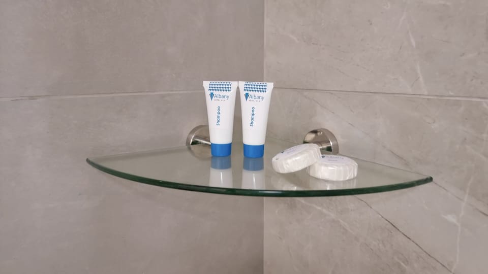 Superior Room | Bathroom | Combined shower/tub, free toiletries, hair dryer, towels