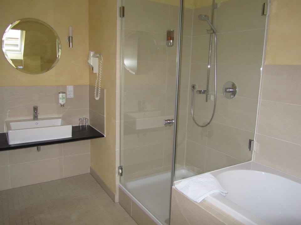Family Quadruple Room, 2 Bedrooms, Hot Tub, Garden View | Bathroom | Hydromassage showerhead, hair dryer, towels