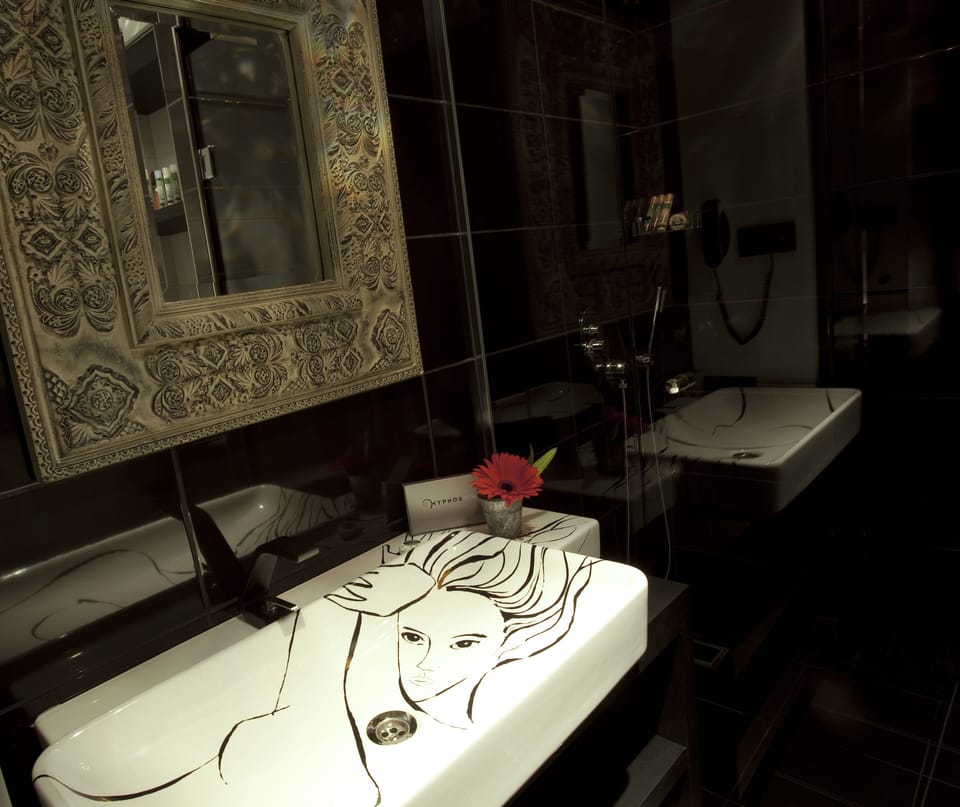 Deluxe Room | Bathroom sink