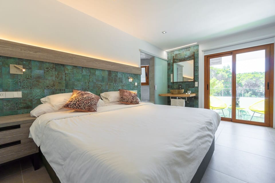 Premium Double Room, 1 King Bed, Balcony | In-room safe, blackout drapes, soundproofing, WiFi (free)