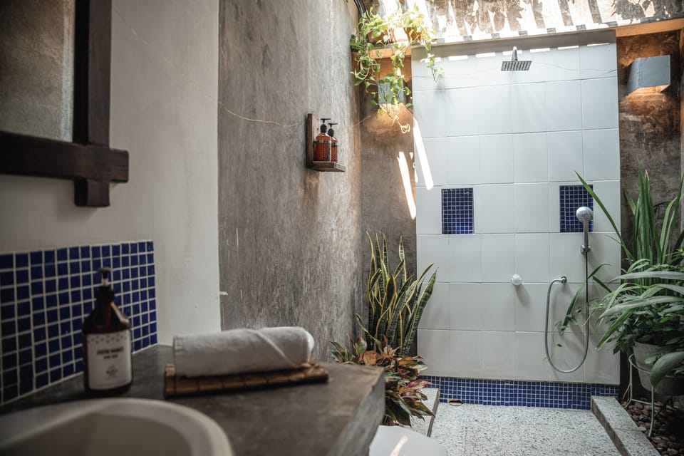 Deluxe Triple Room | Bathroom | Shower, towels