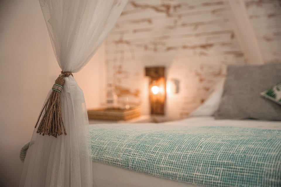 Deluxe Triple Room | Minibar, bed sheets