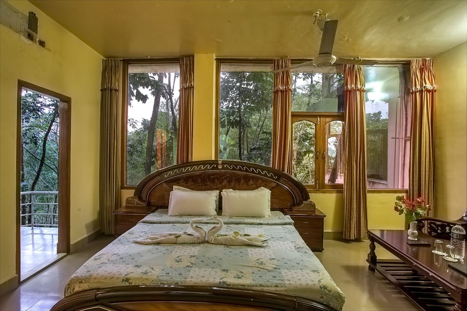 Premium bedding, in-room safe, desk, laptop workspace